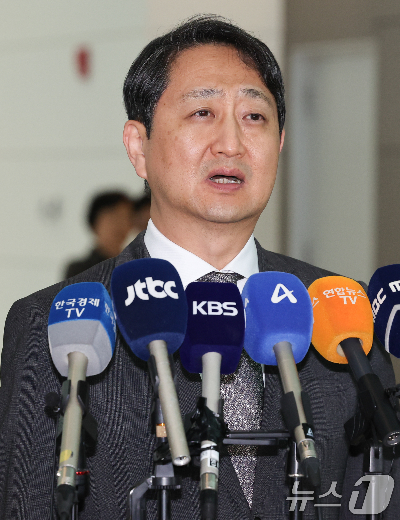 (인천공항=뉴스1) 허경 기자 = 안덕근 산업통상자원부 장관이 23일 인천국제공항을 통해 출국하며 취재진의 질의에 답하고 있다.안 장관은 오는 24일(현지시각) 미국 워싱턴 D.C …