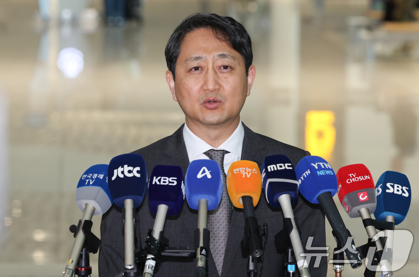 (인천공항=뉴스1) 허경 기자 = 안덕근 산업통상자원부 장관이 23일 인천국제공항을 통해 출국하며 취재진의 질의에 답하고 있다.안 장관은 오는 24일(현지시각) 미국 워싱턴 D.C …