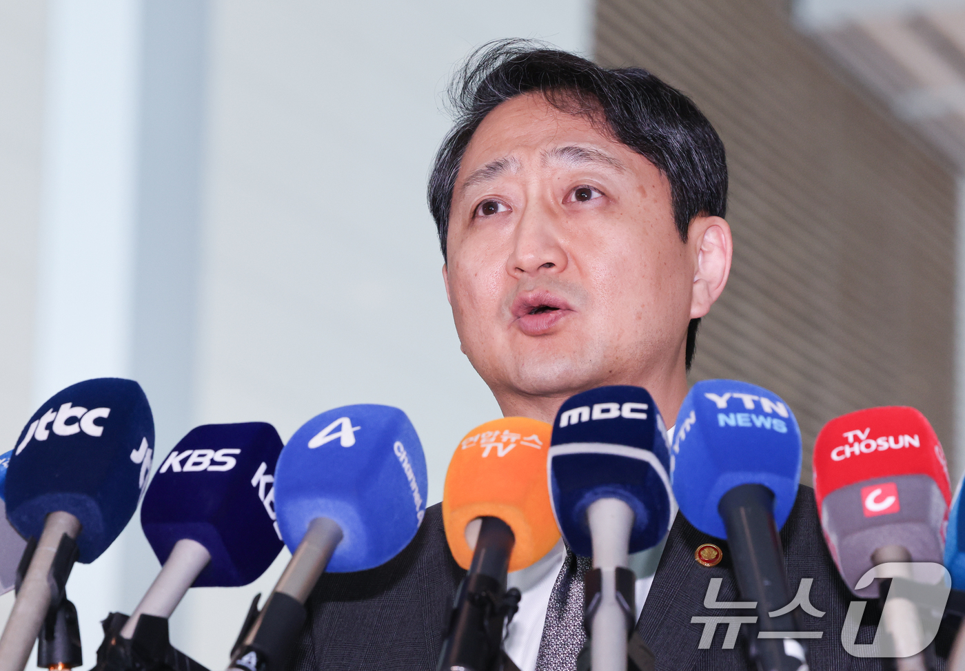 (인천공항=뉴스1) 허경 기자 = 안덕근 산업통상자원부 장관이 23일 인천국제공항을 통해 출국하며 취재진의 질의에 답하고 있다.안 장관은 오는 24일(현지시각) 미국 워싱턴 D.C …