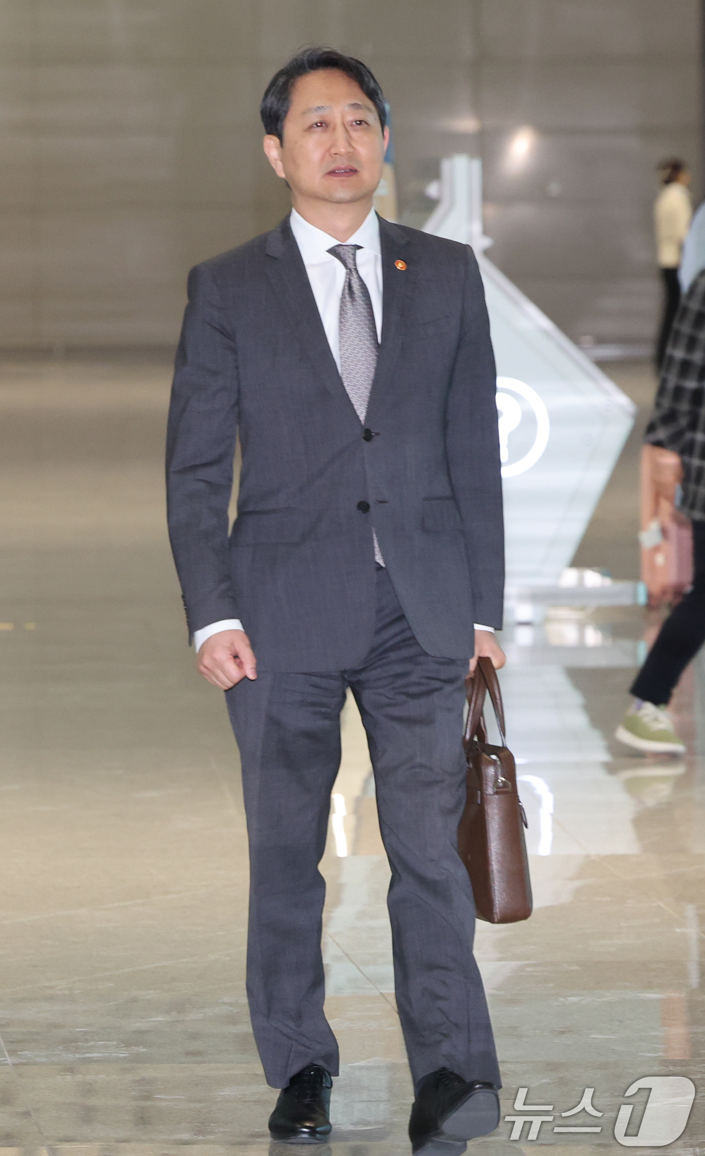 (인천공항=뉴스1) 허경 기자 = 안덕근 산업통상자원부 장관이 23일 인천국제공항을 통해 출국하고 있다.안 장관은 오는 24일(현지시각) 미국 워싱턴 D.C에서 최상목 경제부총리 …