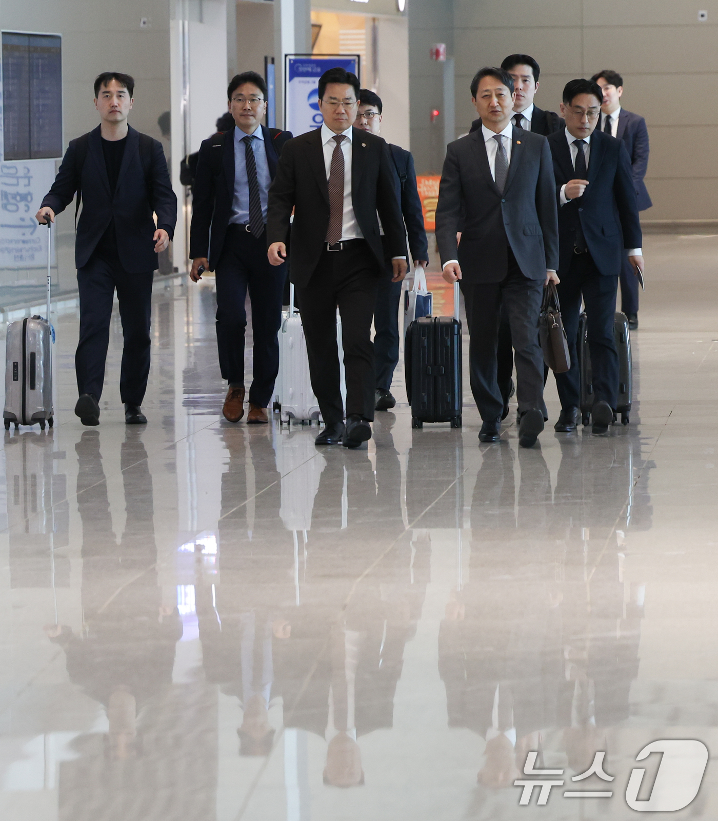 (인천공항=뉴스1) 허경 기자 = 안덕근 산업통상자원부 장관이 23일 인천국제공항을 통해 출국하고 있다.안 장관은 오는 24일(현지시각) 미국 워싱턴 D.C에서 최상목 경제부총리 …