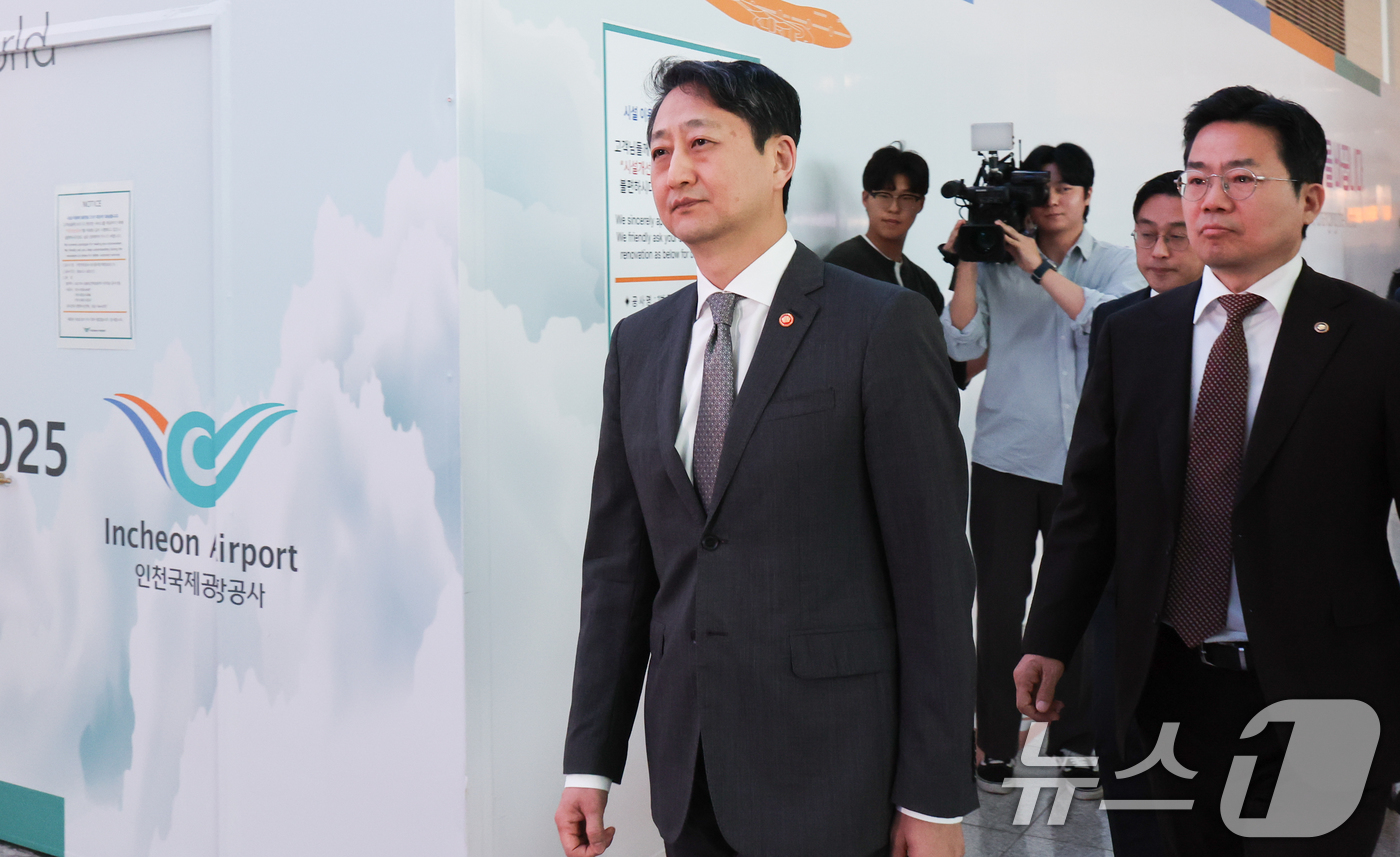 (인천공항=뉴스1) 허경 기자 = 안덕근 산업통상자원부 장관이 23일 인천국제공항을 통해 출국하고 있다.안 장관은 오는 24일(현지시각) 미국 워싱턴 D.C에서 최상목 경제부총리 …