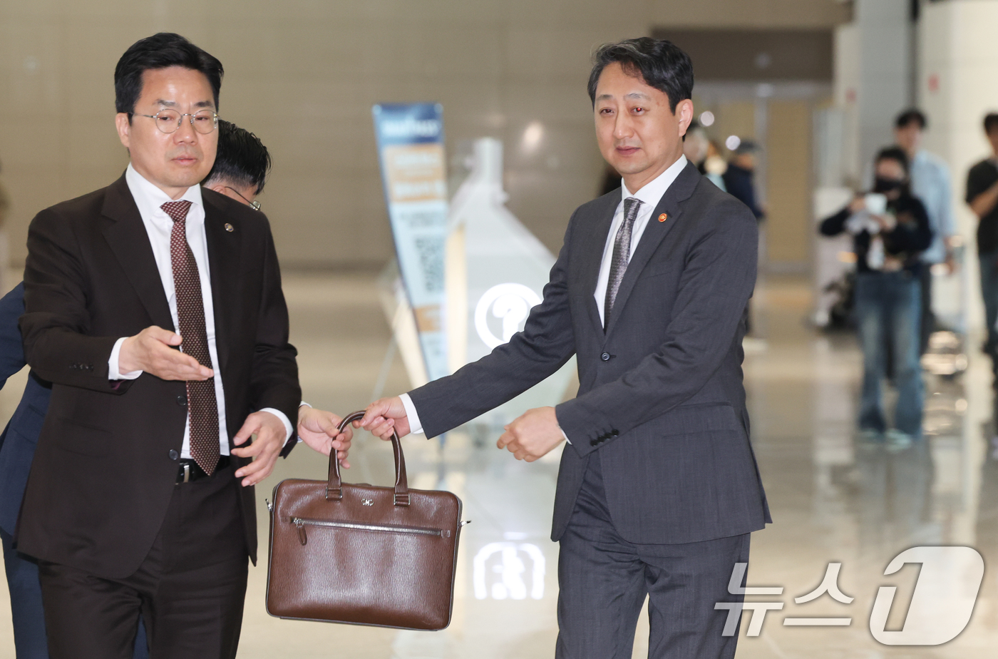 (인천공항=뉴스1) 허경 기자 = 안덕근 산업통상자원부 장관이 23일 인천국제공항을 통해 출국하고 있다.안 장관은 오는 24일(현지시각) 미국 워싱턴 D.C에서 최상목 경제부총리 …