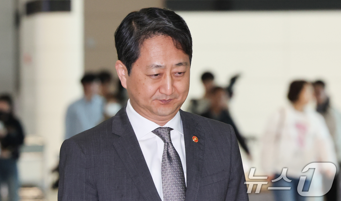 (인천공항=뉴스1) 허경 기자 = 안덕근 산업통상자원부 장관이 23일 인천국제공항을 통해 출국하고 있다.안 장관은 오는 24일(현지시각) 미국 워싱턴 D.C에서 최상목 경제부총리 …