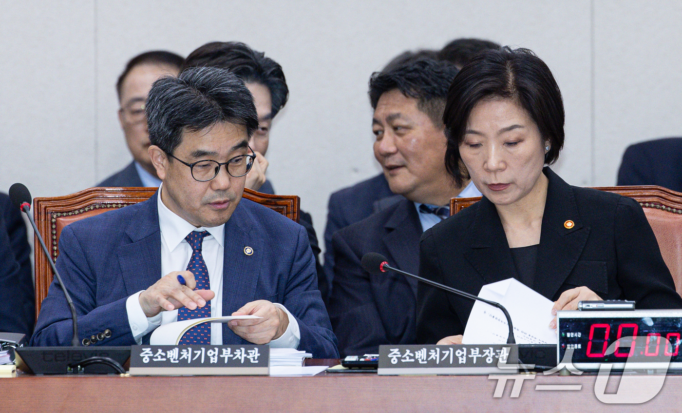 (서울=뉴스1) 이재명 기자 = 오영주 중소벤처기업부 장관(오른쪽)과 김성섭 차관이 23일 오전 서울 여의도 국회에서 열린 제424회 국회(임시회) 산업통상자원중소벤처기업위원회 제 …