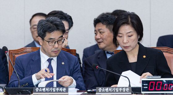 자료 살펴보는 오영주 장관·김성섭 차관