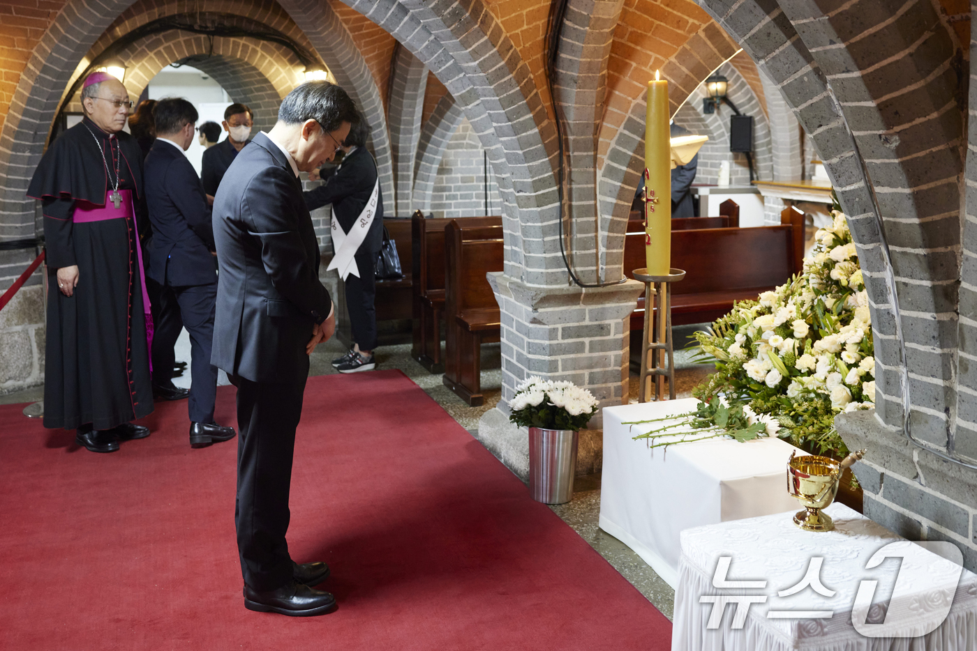 (서울=뉴스1) 이광호 기자 = 김동연 더불어민주당 대선 경선 후보가 23일 오전 서울 중구 명동성당에 마련된 프란치스코 교황 분향소를 찾아 조문하고 있다.(김동연 캠프 제공.재판 …