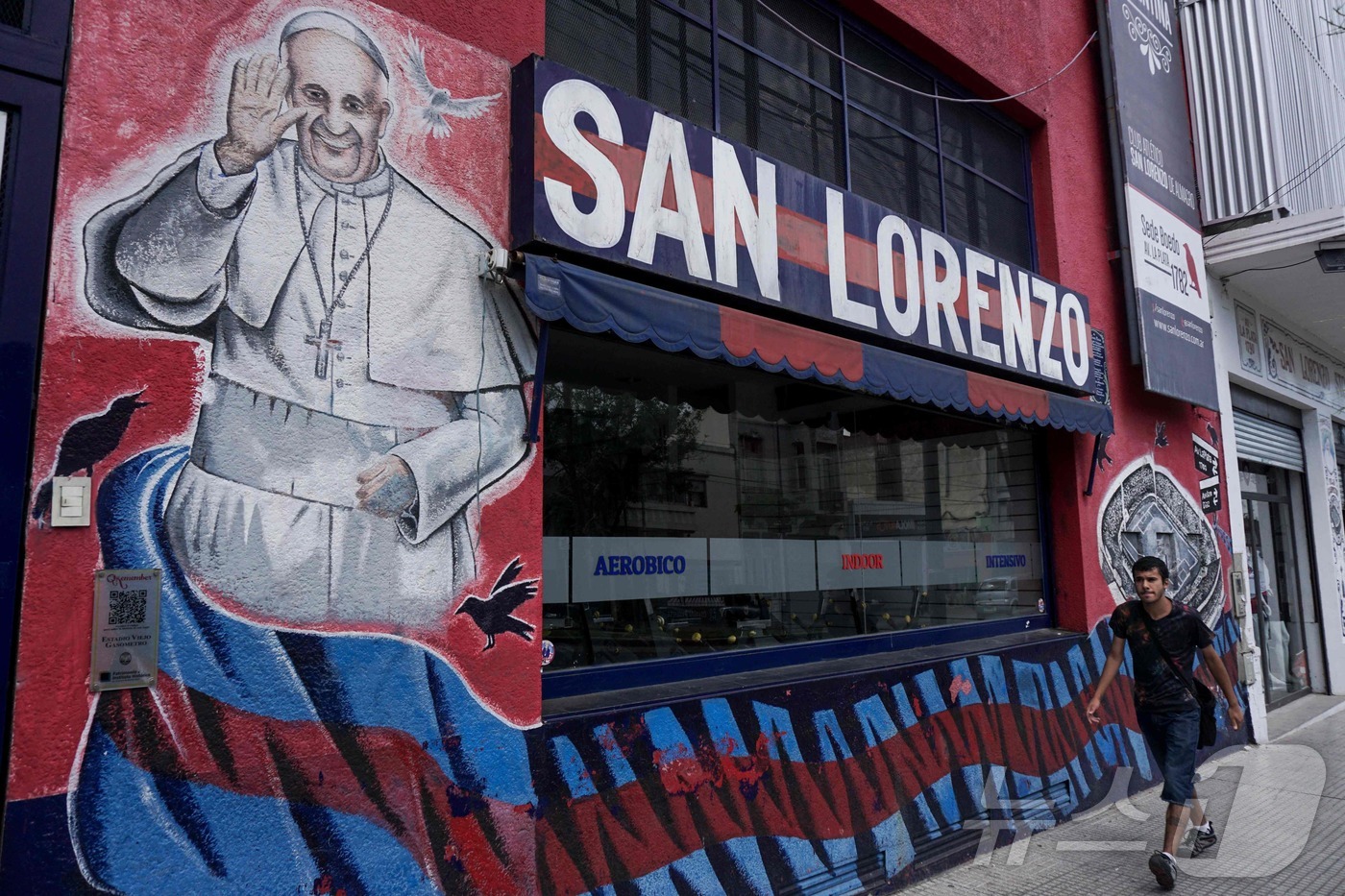 (부에노스아이레스 AFP=뉴스1) 최종일 선임기자 = 2018년 1월 3일 부에노스아이레스에서 한 남성이 아르헨티나 산 로렌조 데 알마그로 축구팀 매장 앞을 지나가고 있다. 매장 …