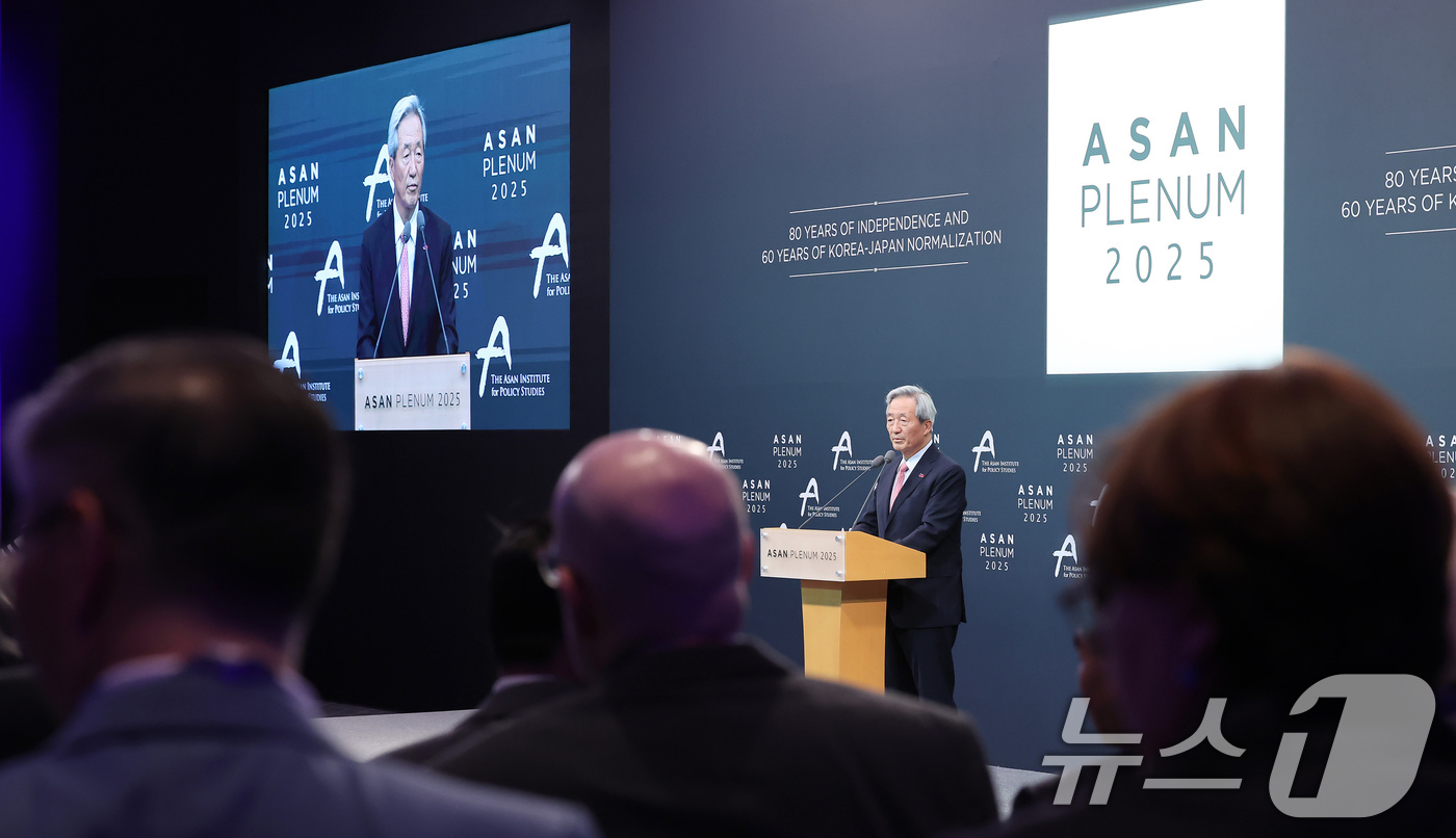 (서울=뉴스1) 장수영 기자 = 정몽준 아산재단 이사장이 23일 오전 서울 용산구 그랜드하얏트 호텔에서 열린 '아산 플래넘 2025'에서 환영사를 하고 있다. 2025.4.23/뉴 …