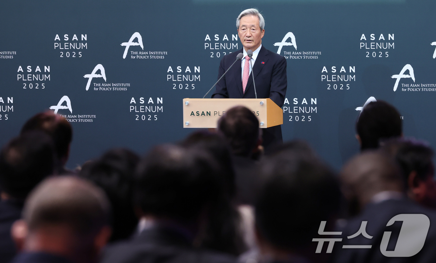 (서울=뉴스1) 장수영 기자 = 정몽준 아산재단 이사장이 23일 오전 서울 용산구 그랜드하얏트 호텔에서 열린 '아산 플래넘 2025'에서 환영사를 하고 있다. 2025.4.23/뉴 …