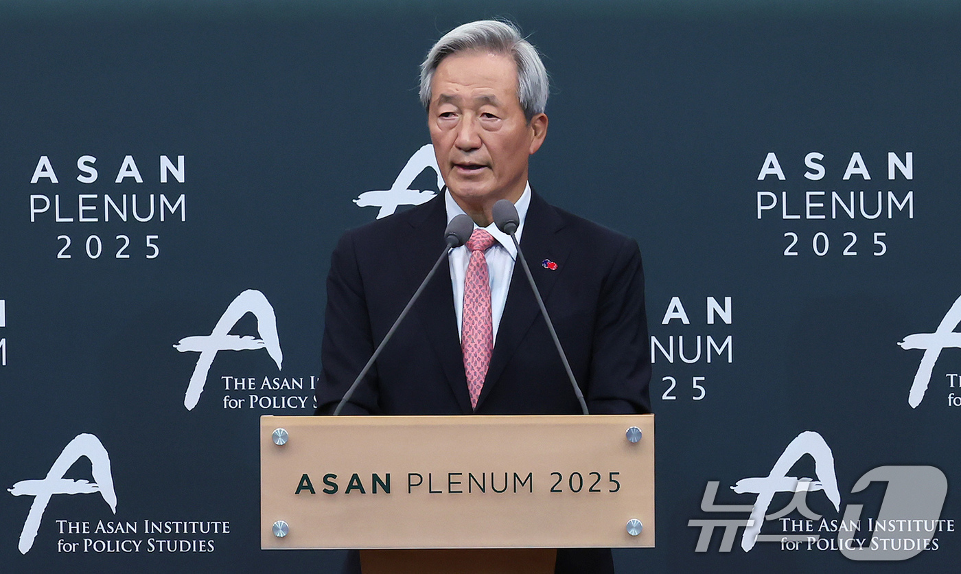 (서울=뉴스1) 장수영 기자 = 정몽준 아산재단 이사장이 23일 오전 서울 용산구 그랜드하얏트 호텔에서 열린 '아산 플래넘 2025'에서 환영사를 하고 있다. 2025.4.23/뉴 …