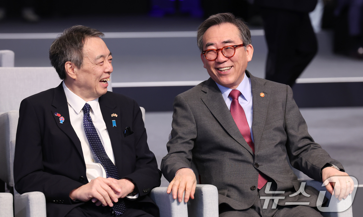 (서울=뉴스1) 장수영 기자 = 조태열 외교부 장관과 미즈시마 코이치(Mizushima Koichi) 주한 일본대사가 23일 오전 서울 용산구 그랜드하얏트 호텔에서 열린 '아산 플 …