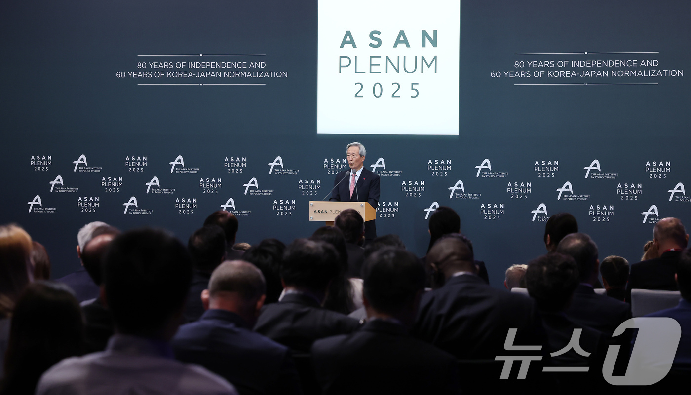 (서울=뉴스1) 장수영 기자 = 정몽준 아산재단 이사장이 23일 오전 서울 용산구 그랜드하얏트 호텔에서 열린 '아산 플래넘 2025'에서 환영사를 하고 있다. 2025.4.23/뉴 …