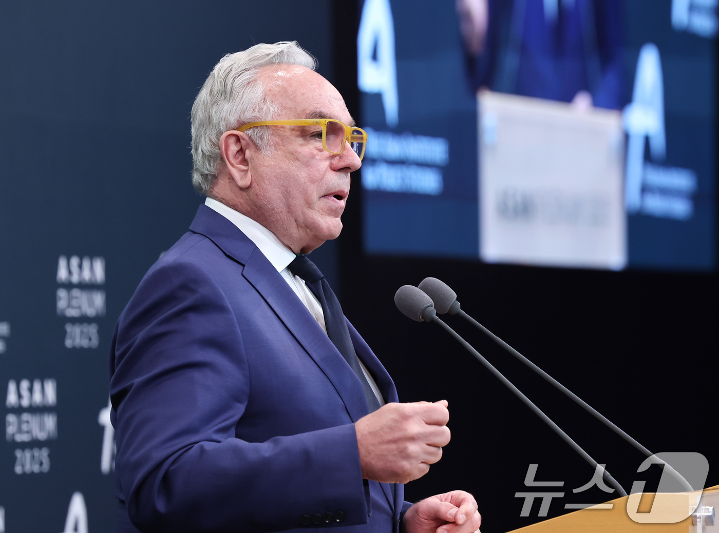 (서울=뉴스1) 장수영 기자 = 커트 캠벨(Kurt Campbell) 전 미 국무부 부장관이 23일 오전 서울 용산구 그랜드하얏트 호텔에서 열린 '아산 플래넘 2025'에서 기조연 …