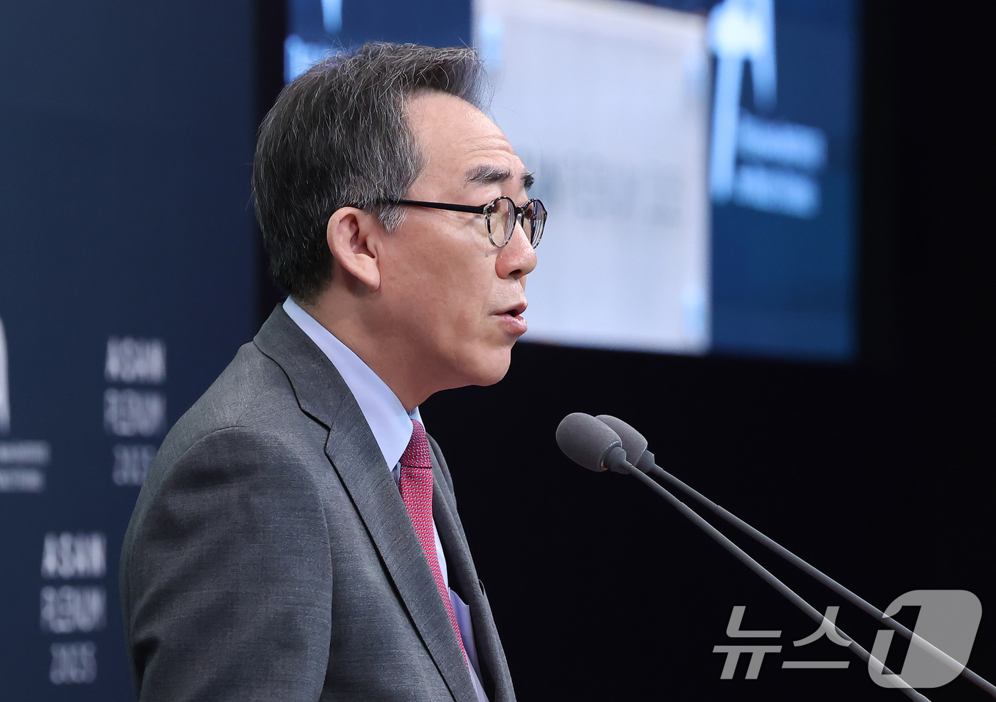 (서울=뉴스1) 장수영 기자 = 조태열 외교부 장관이 23일 오전 서울 용산구 그랜드하얏트 호텔에서 열린 '아산 플래넘 2025'에서 축사를 하고 있다.'해방 80주년, 한일 국교 …