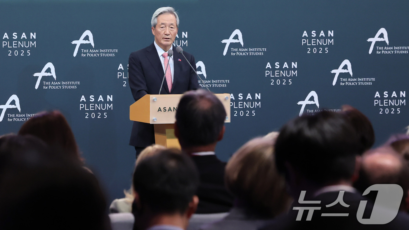 (서울=뉴스1) 장수영 기자 = 정몽준 아산재단 이사장이 23일 오전 서울 용산구 그랜드하얏트 호텔에서 열린 '아산 플래넘 2025'에서 환영사를 하고 있다.'해방 80주년, 한일 …