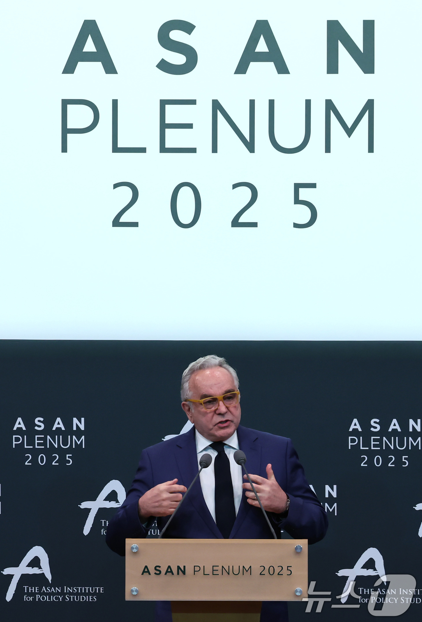 (서울=뉴스1) 장수영 기자 = 커트 캠벨(Kurt Campbell) 전 미 국무부 부장관이 23일 오전 서울 용산구 그랜드하얏트 호텔에서 열린 '아산 플래넘 2025'에서 기조연 …