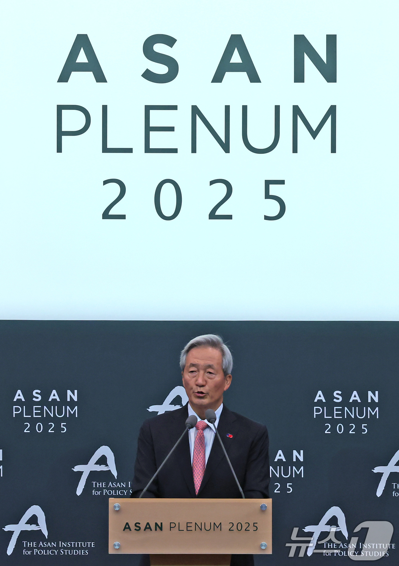 (서울=뉴스1) 장수영 기자 = 정몽준 아산재단 이사장이 23일 오전 서울 용산구 그랜드하얏트 호텔에서 열린 '아산 플래넘 2025'에서 환영사를 하고 있다.'해방 80주년, 한일 …