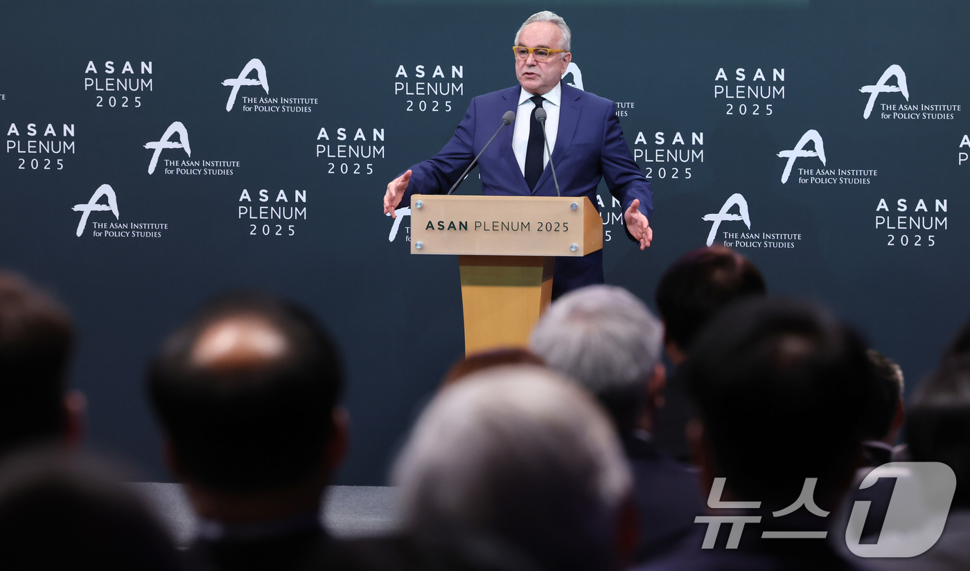 (서울=뉴스1) 장수영 기자 = 커트 캠벨(Kurt Campbell) 전 미 국무부 부장관이 23일 오전 서울 용산구 그랜드하얏트 호텔에서 열린 '아산 플래넘 2025'에서 기조연 …