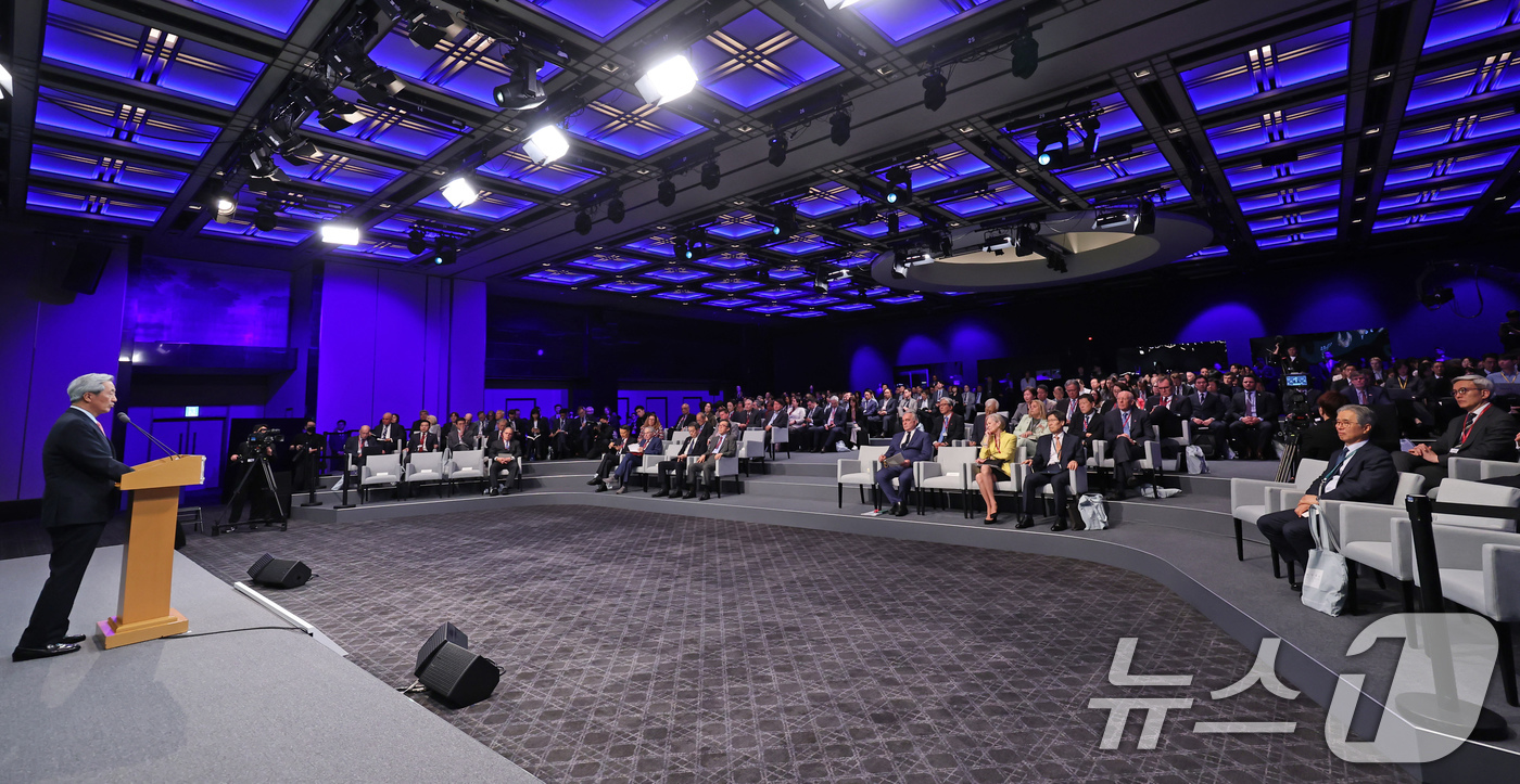 (서울=뉴스1) 장수영 기자 = 정몽준 아산재단 이사장과 이 23일 오전 서울 용산구 그랜드하얏트 호텔에서 열린 '아산 플래넘 2025'에서 환영사를 하고 있다.'해방 80주년, …