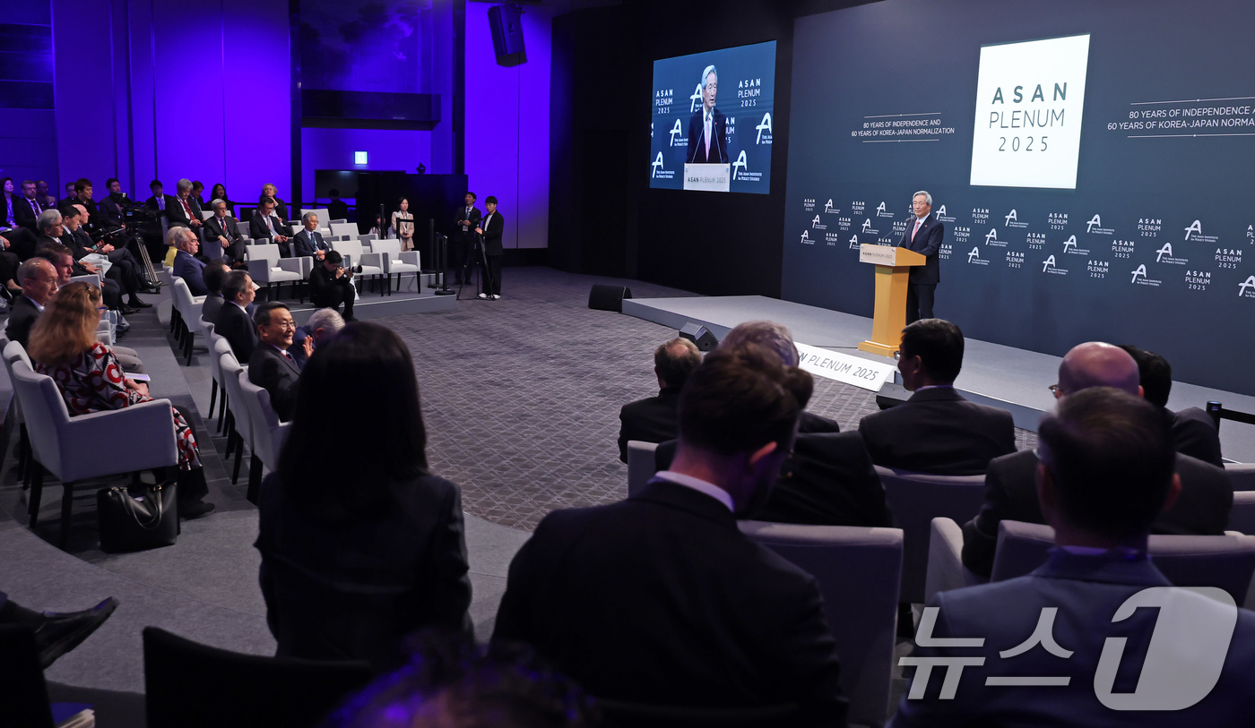 (서울=뉴스1) 장수영 기자 = 정몽준 아산재단 이사장과 이 23일 오전 서울 용산구 그랜드하얏트 호텔에서 열린 '아산 플래넘 2025'에서 환영사를 하고 있다.'해방 80주년, …