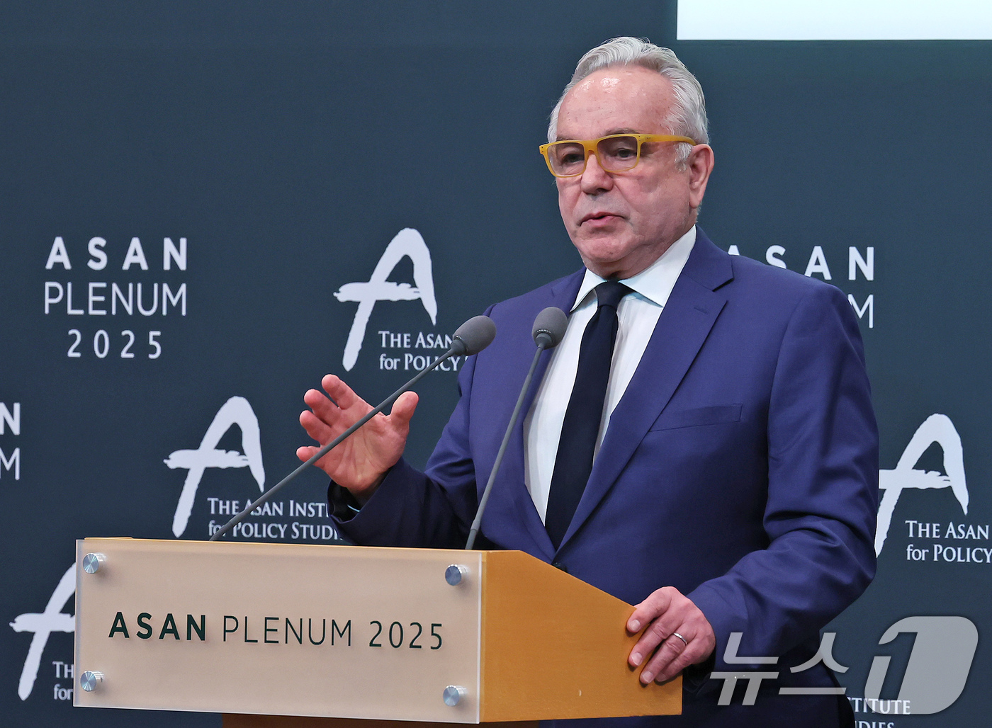 (서울=뉴스1) 장수영 기자 = 커트 캠벨(Kurt Campbell) 전 미 국무부 부장관이 23일 오전 서울 용산구 그랜드하얏트 호텔에서 열린 '아산 플래넘 2025'에서 기조연 …