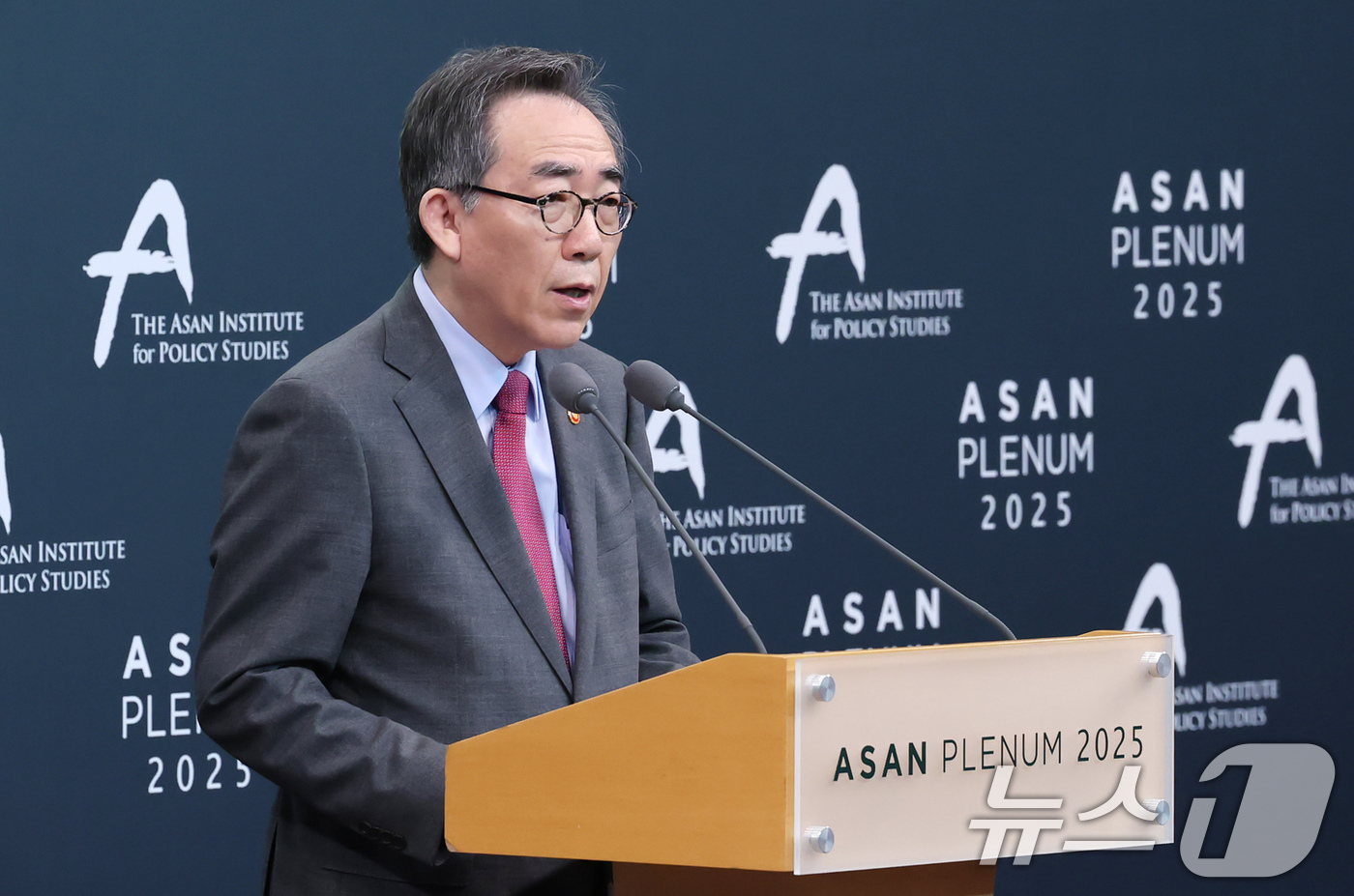 (서울=뉴스1) 장수영 기자 = 조태열 외교부 장관이 23일 오전 서울 용산구 그랜드하얏트 호텔에서 열린 '아산 플래넘 2025'에서 축사를 하고 있다.'해방 80주년, 한일 국교 …