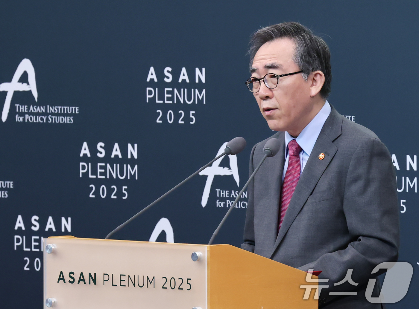 (서울=뉴스1) 장수영 기자 = 조태열 외교부 장관이 23일 오전 서울 용산구 그랜드하얏트 호텔에서 열린 '아산 플래넘 2025'에서 축사를 하고 있다.'해방 80주년, 한일 국교 …