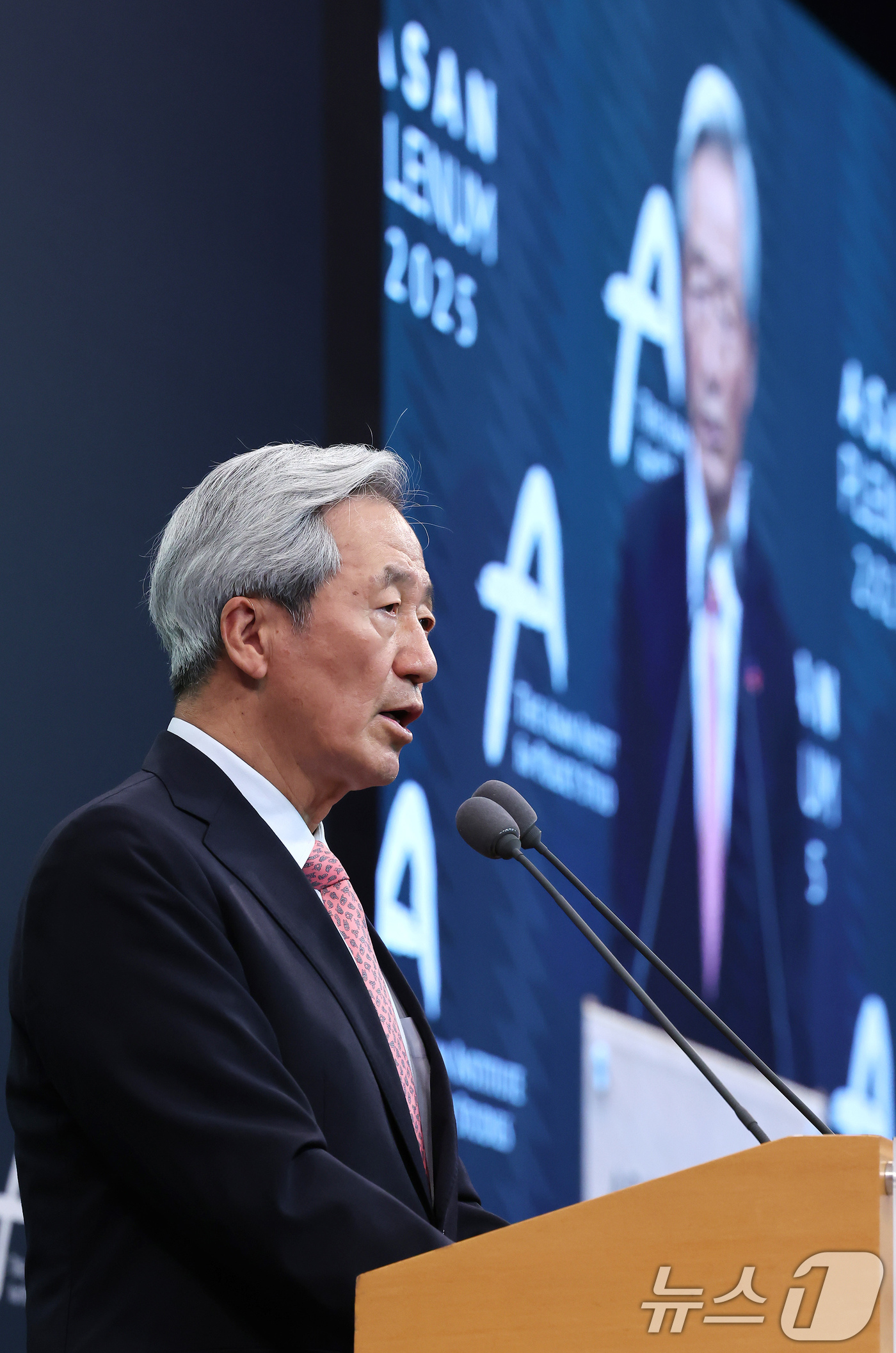 (서울=뉴스1) 장수영 기자 = 정몽준 아산재단 이사장이 23일 오전 서울 용산구 그랜드하얏트 호텔에서 열린 '아산 플래넘 2025'에서 환영사를 하고 있다.'해방 80주년, 한일 …