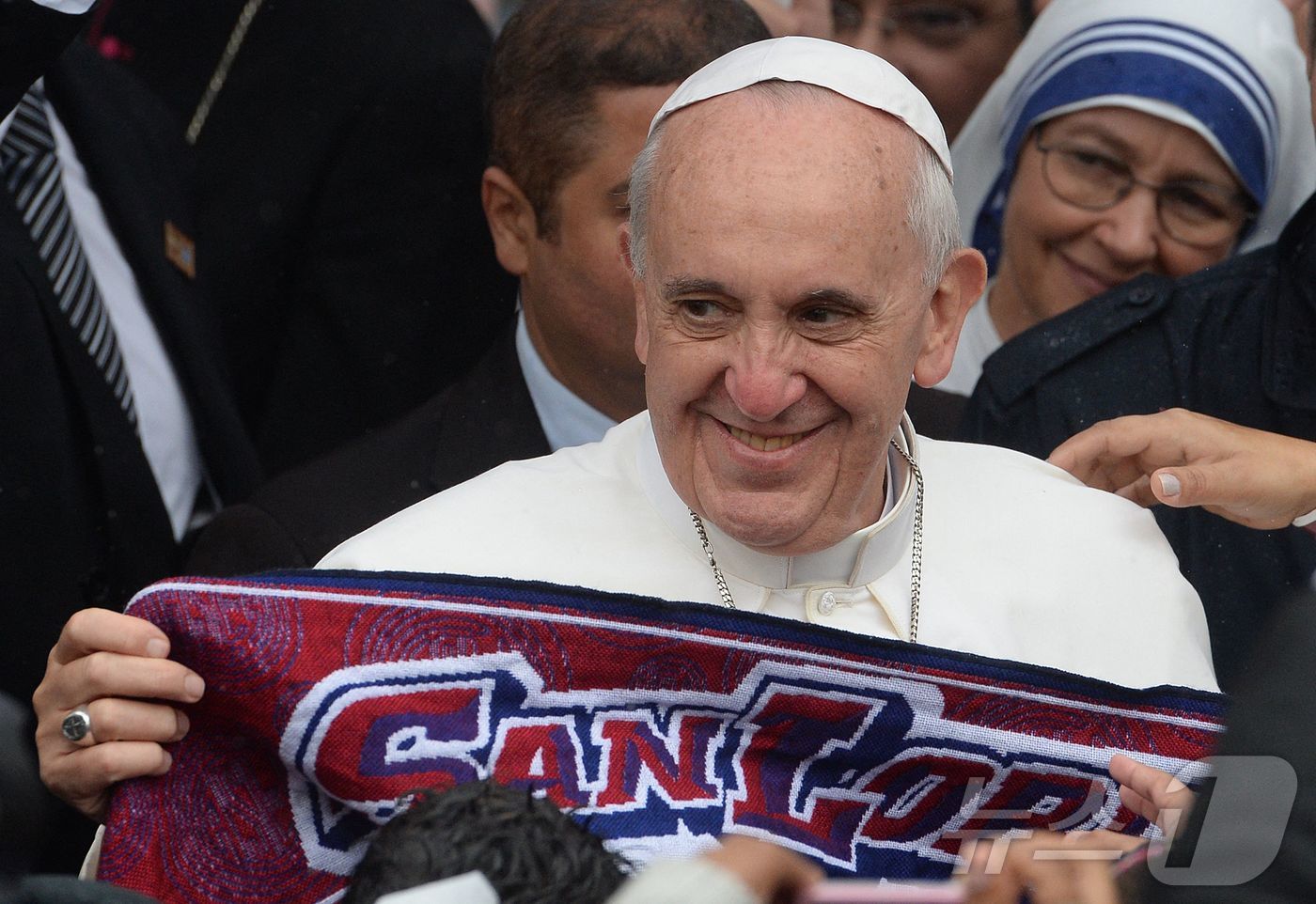 (부에노스아이레스 AFP=뉴스1) 최종일 선임기자 = 프란치스코 교황이 2013년 7월 25일 브라질 리우데자네이루의 한 교회를 방문한 자리에서 자신이 팬인 아르헨티나 축구팀 '산 …