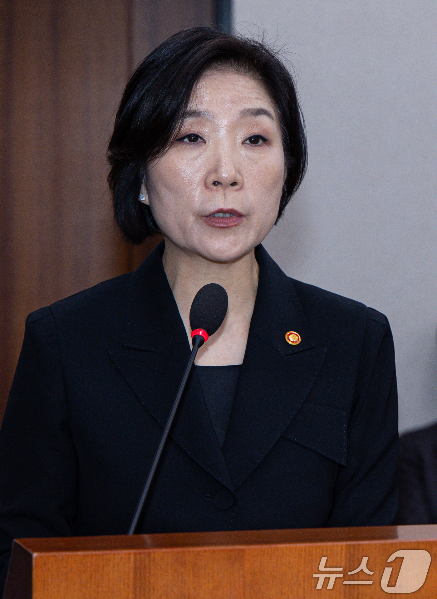 (서울=뉴스1) 이재명 기자 = 오영주 중소벤처기업부 장관이 23일 오전 서울 여의도 국회에서 열린 제424회 국회(임시회) 산업통상자원중소벤처기업위원회 제2차 전체회의에서 추경안 …