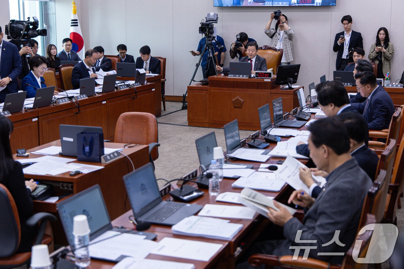 본문 이미지 - 이철규 국회 산업통상자원중소벤처기업위원회 위원장이 23일 오전 서울 여의도 국회에서 열린 제424회 국회(임시회) 산자위 제2차 전체회의에서 2025년도 제1회 추가경정예산안을 상정하고 있다. 2025.4.23/뉴스1 ⓒ News1 이재명 기자