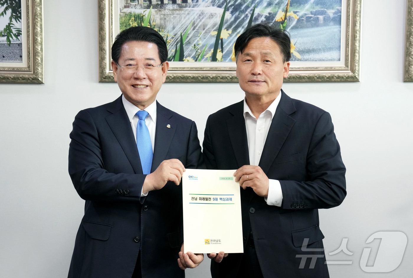 (무안=뉴스1) 전원 기자 = 김영록 전라남도지사가 23일 서울 국회에서 김영진 더불어민주당 의원과 면담을 갖고 ‘전남 미래발전 5대  핵심과제’ 및 ‘지역 핵심 사업’ 등 도 현 …