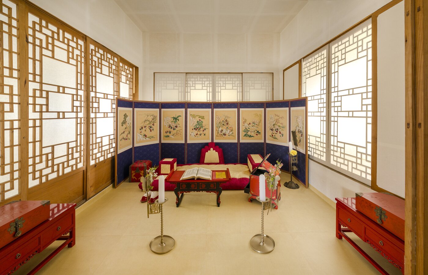 본문 이미지 - 왕비의 생활상을 재현한 전시실(국가유산청 제공)