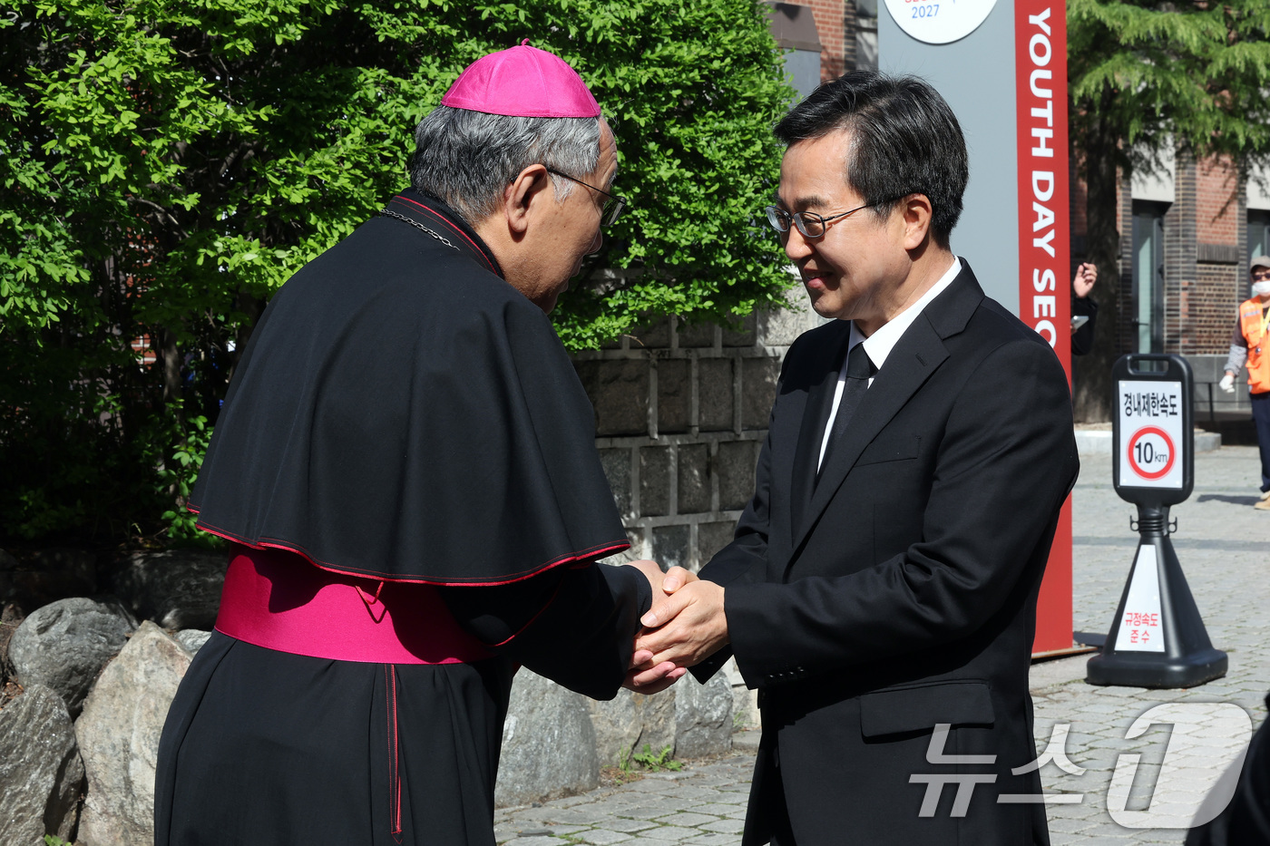 (서울=뉴스1) 이동해 기자 = 김동연 더불어민주당 대선 경선 후보가 23일 서울 명동대성당 지하성당에 마련된 ‘故프란치스코 교황 분향소’에서 조문하기 전 구요비 총대리주교를 만나 …