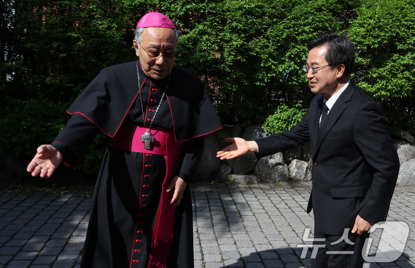 (서울=뉴스1) 이동해 기자 = 김동연 더불어민주당 대선 경선 후보가 23일 서울 명동대성당 지하성당에 마련된 ‘故프란치스코 교황 분향소’를 찾아 구요비 총대리주교의 안내를 받으며 …