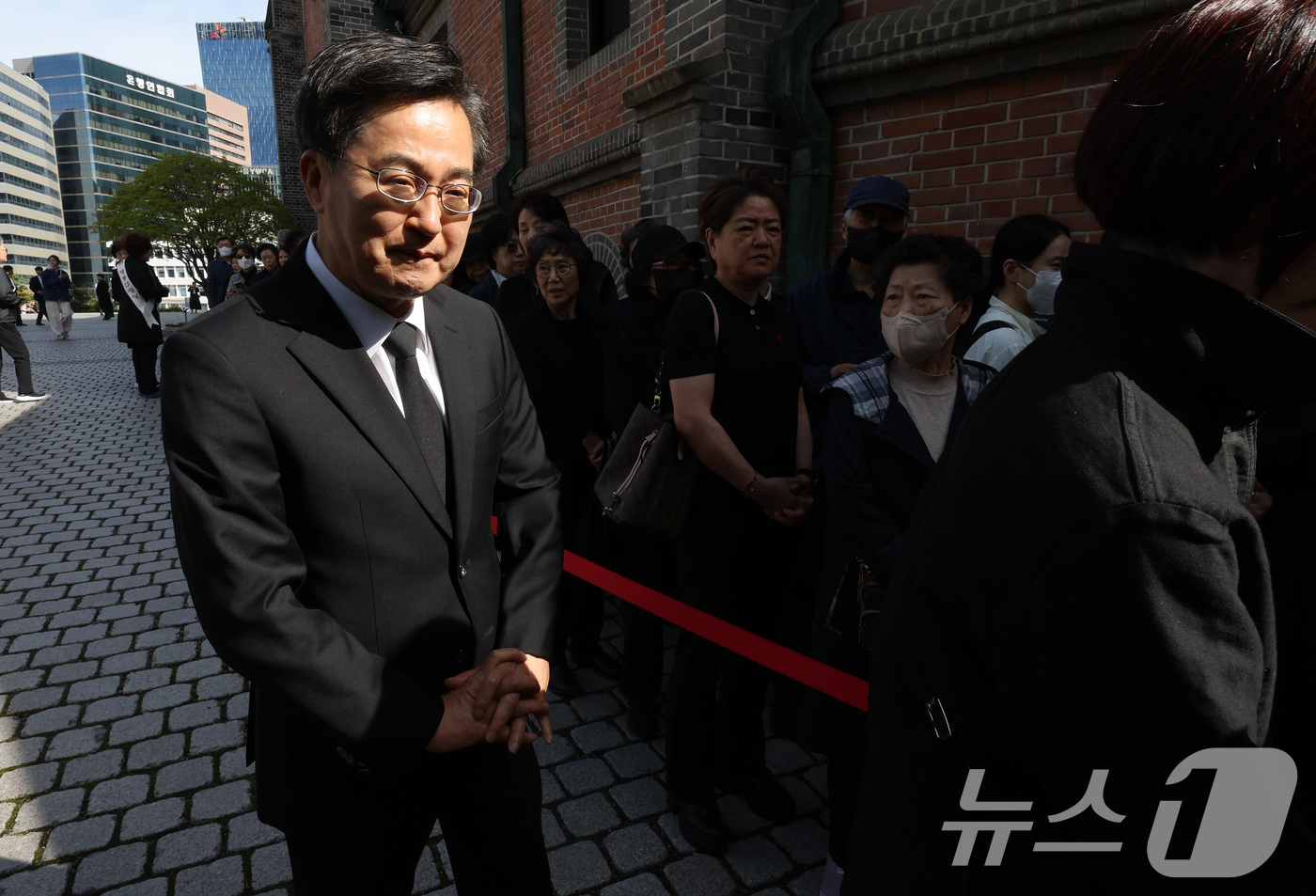 (서울=뉴스1) 이동해 기자 = 김동연 더불어민주당 대선 경선 후보가 23일 서울 중구 명동성당에 마련된 프란치스코 교황 분향소를 찾고 있다. 2025.4.23/뉴스1