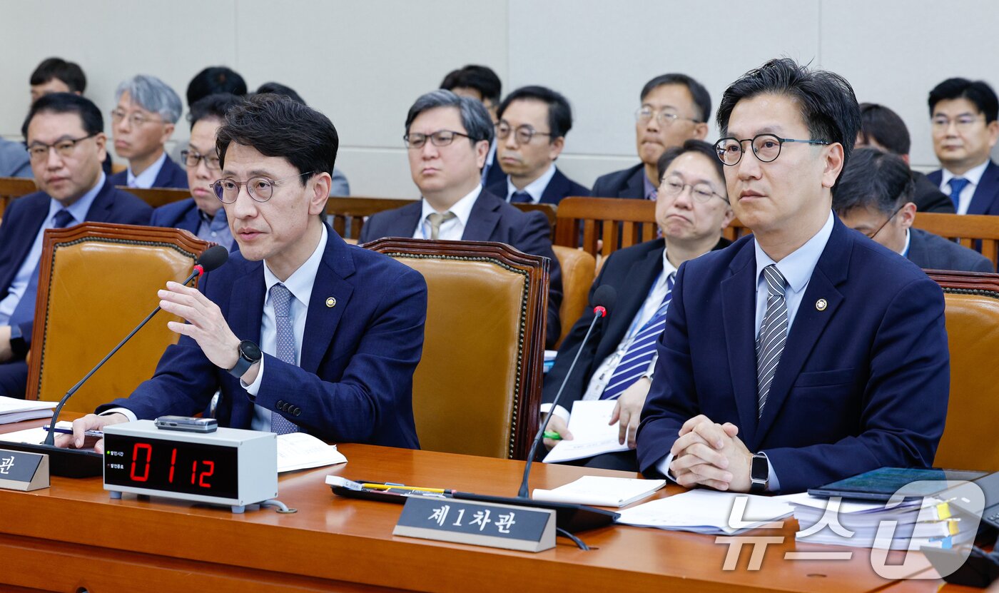 본문 이미지 - 김윤상 기획재정부 2차관이 23일 오전 서울 여의도 국회에서 열린 기획재정위원회 제424회국회(임시회) 제1차 전체회의에 출석해 추가경정예산안 관련 의원 질의에 답하고 있다. 2025.4.23/뉴스1 ⓒ News1 안은나 기자