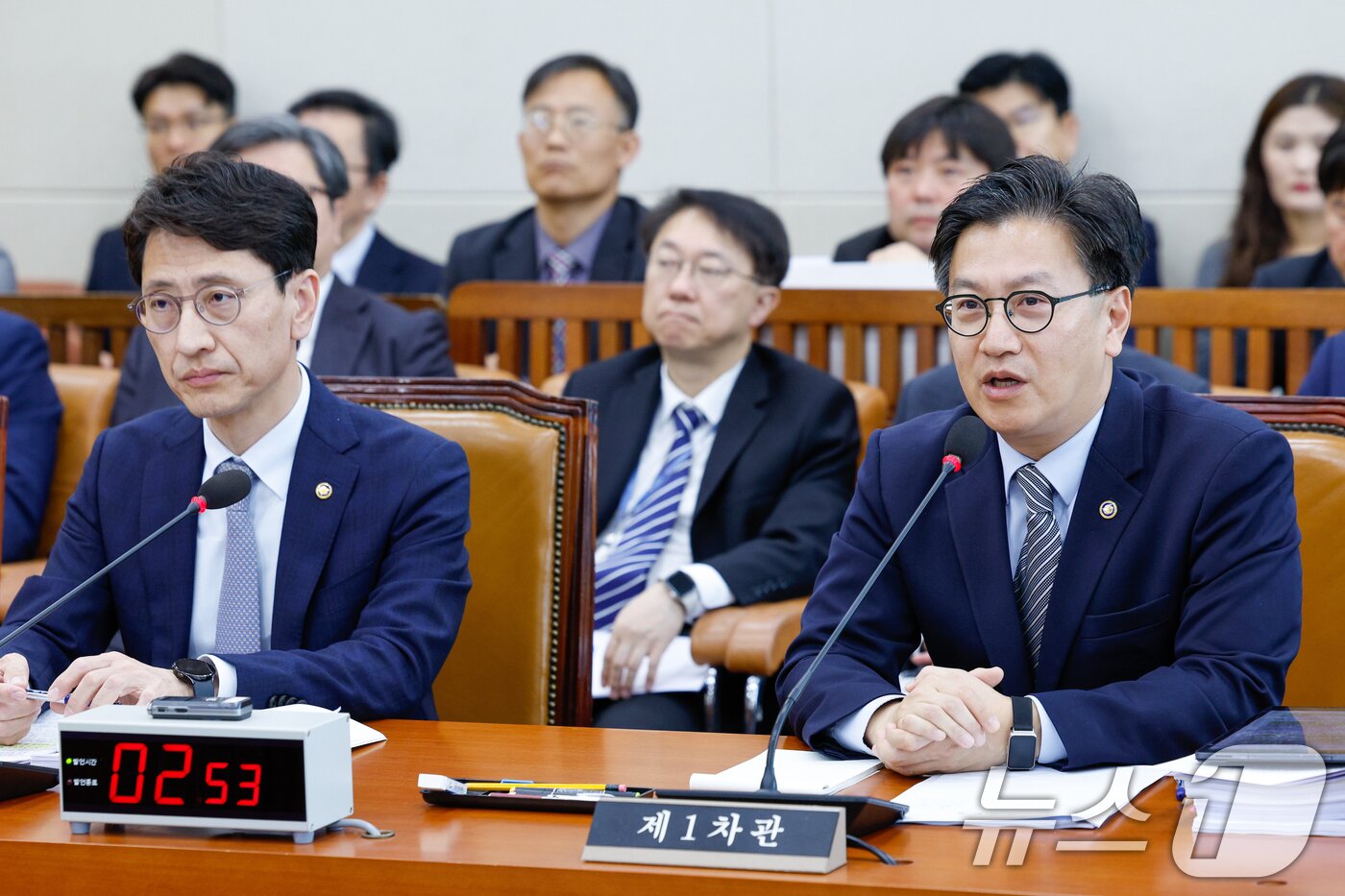 본문 이미지 - 김범석 기획재정부 1차관이 23일 오전 서울 여의도 국회에서 열린 기획재정위원회 제424회국회(임시회) 제1차 전체회의에 출석해 추가경정예산안 관련 의원 질의에 답하고 있다. 2025.4.23/뉴스1 ⓒ News1 안은나 기자