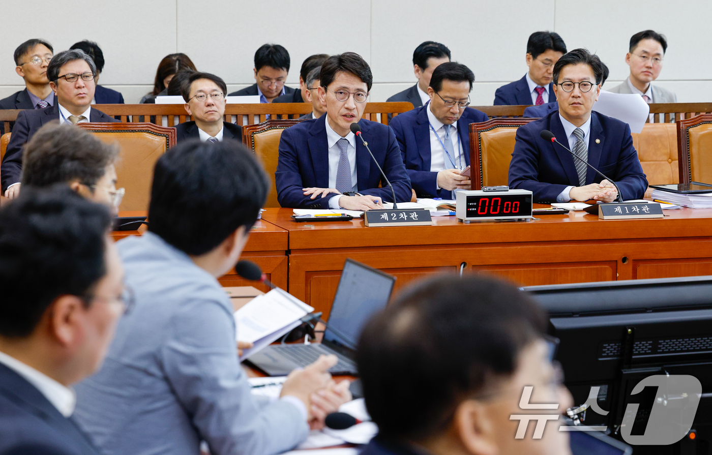 (서울=뉴스1) 안은나 기자 = 김윤상 기획재정부 2차관이 23일 오전 서울 여의도 국회에서 열린 기획재정위원회 제424회국회(임시회) 제1차 전체회의에 출석해 추가경정예산안 관련 …