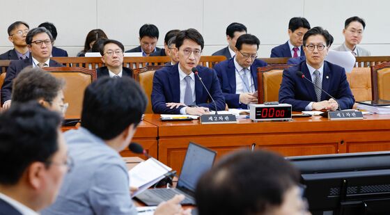 답변하는 김윤상 차관