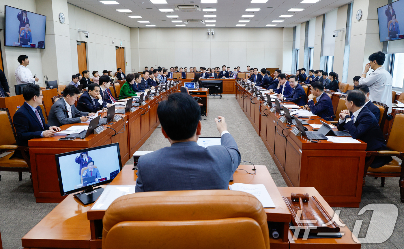 (서울=뉴스1) 안은나 기자 = 23일 오전 서울 여의도 국회에서 열린 기획재정위원회 제424회국회(임시회) 제1차 전체회의에서 송언석 위원장이 추가경정예산안 관련 질의할 의원들을 …