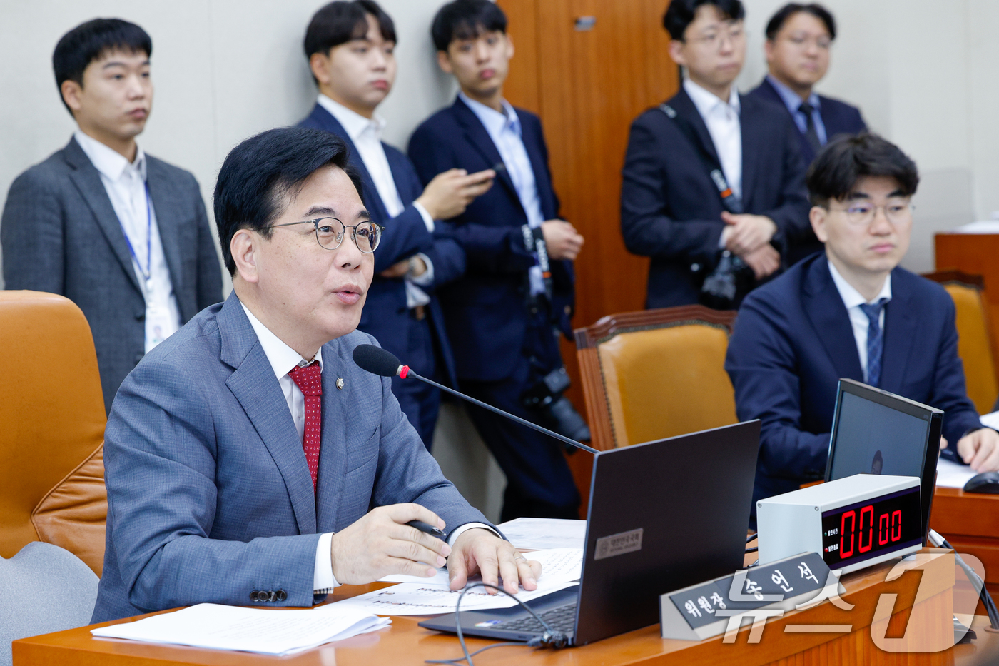 (서울=뉴스1) 안은나 기자 = 23일 오전 서울 여의도 국회에서 열린 기획재정위원회 제424회국회(임시회) 제1차 전체회의에서 송언석 위원장이 추가경정예산안 관련 질의할 의원들을 …