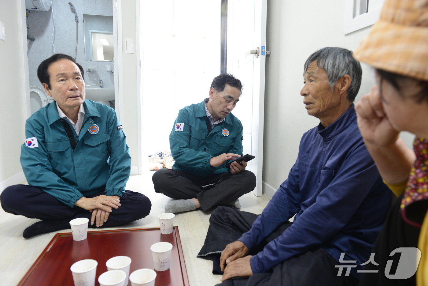 본문 이미지 - 김주수 경북 의성군수가 23일 안평면에 설치된 임시주택에 입소한 이재민을 만나 피해 상황을 듣고 있다. 2025.4.23/뉴스1 ⓒ News1 이성덕 기자