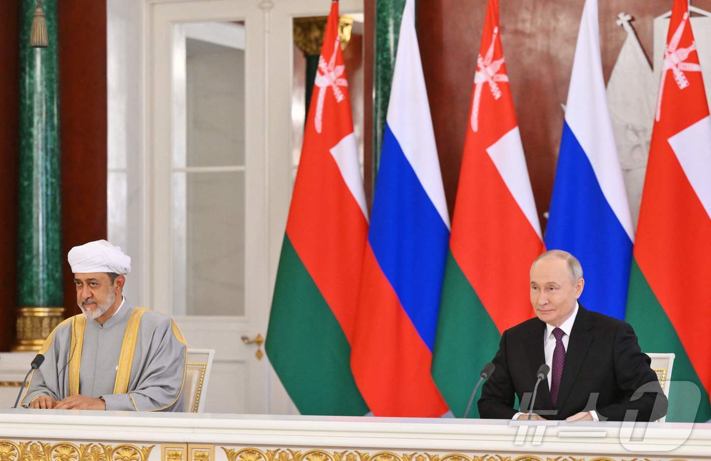 (모스크바 AFP=뉴스1) 우동명 기자 = 블라디미르 푸틴 러시아 대통령이 22일 (현지시간) 모스크바 크렘린 궁에서 국빈 방문한 하이삼 빈 타리크 알사이드 오만 술탄과 회담을 마 …