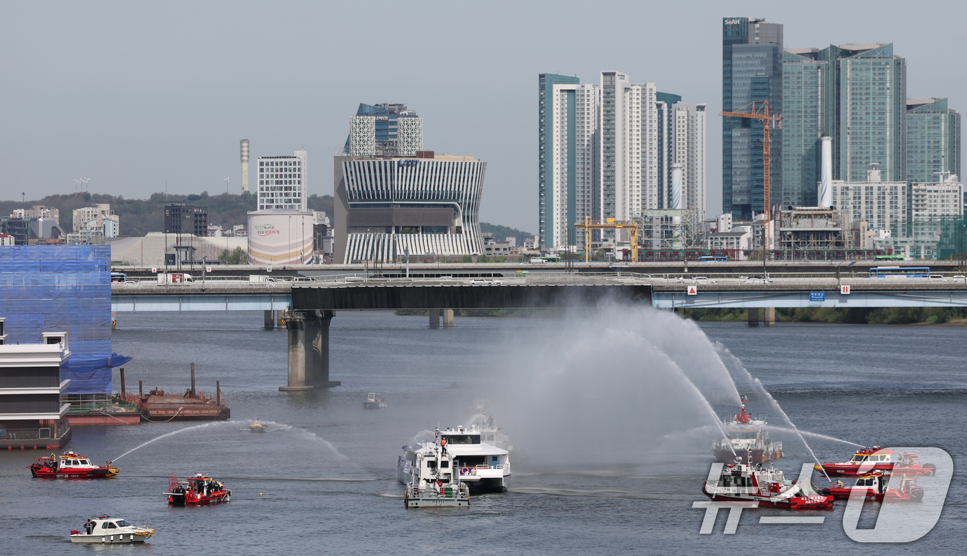 (서울=뉴스1) 오대일 기자 = 23일 오전 서울 여의도 마포대교 인근 수상에서 한강버스 화재 사고 발생 상황을 가정한 '한강버스 수난사고 대비 민관합동 현장 대응 훈련'이 실시되 …