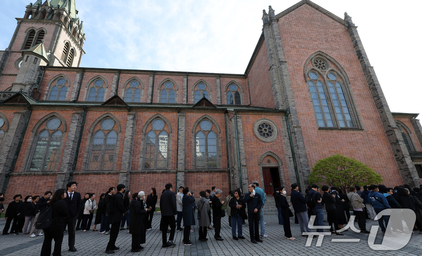 (서울=뉴스1) 이동해 기자 = 23일 서울 중구 명동대성당 지하성당에 마련된 故 프란치스코 교황 분향소에서 천주교 신자들이 조문을 하기 위해 줄을 서고 있다. 2025.4.23/ …