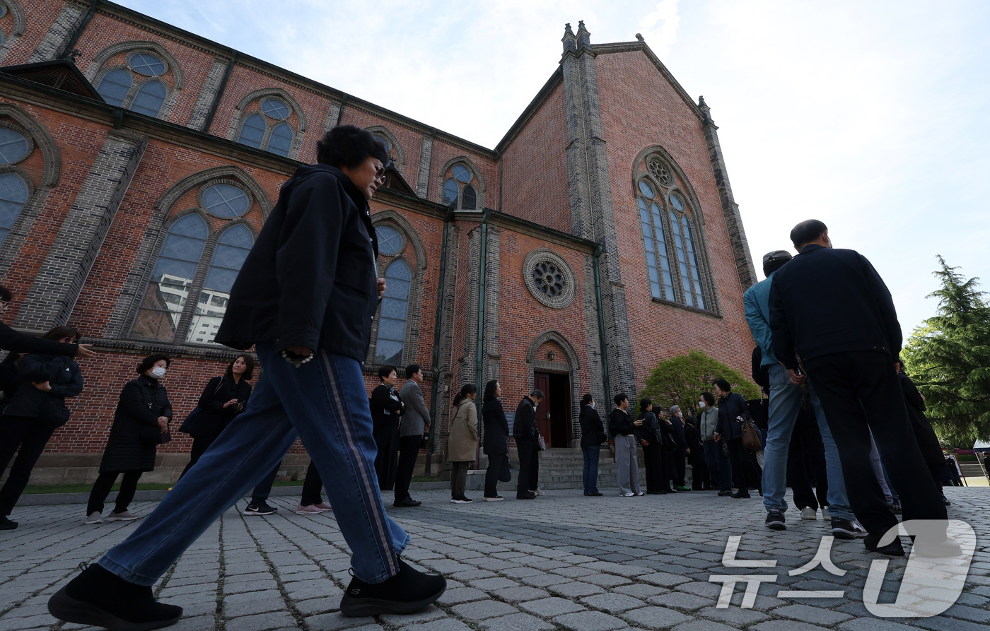 (서울=뉴스1) 이동해 기자 = 23일 서울 중구 명동대성당 지하성당에 마련된 故 프란치스코 교황 분향소에서 천주교 신자들이 조문을 하기 위해 줄을 서고 있다. 2025.4.23/ …