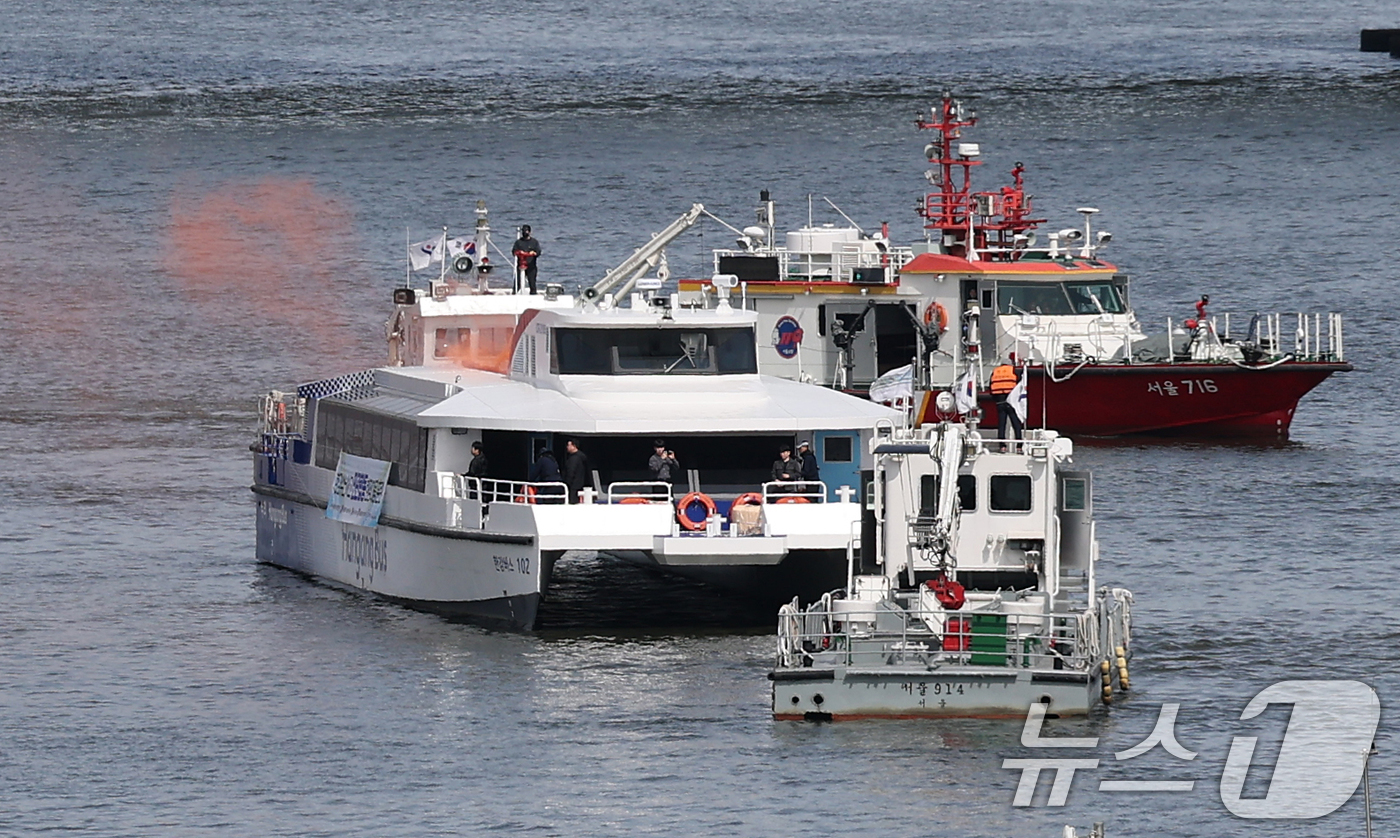 (서울=뉴스1) 오대일 기자 = 23일 오전 서울 여의도 마포대교 인근 수상에서 한강버스 화재 사고 발생 상황을 가정한 '한강버스 수난사고 대비 민관합동 현장 대응 훈련'이 실시되 …