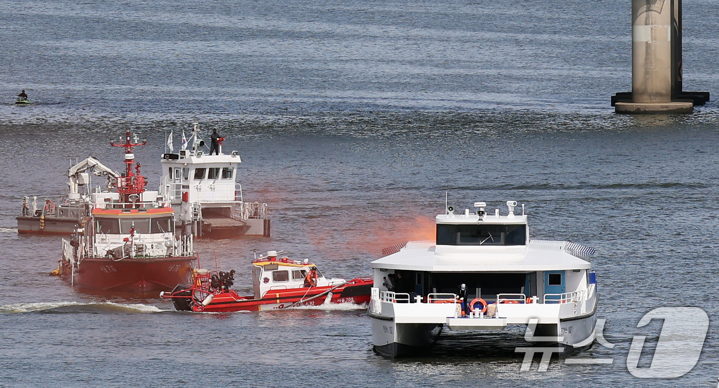 (서울=뉴스1) 오대일 기자 = 23일 오전 서울 여의도 마포대교 인근 수상에서 한강버스 화재 사고 발생 상황을 가정한 '한강버스 수난사고 대비 민관합동 현장 대응 훈련'이 실시되 …